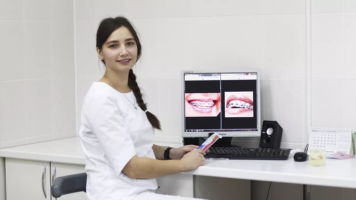 фото стоматолога за столом фото стоматолога за столом